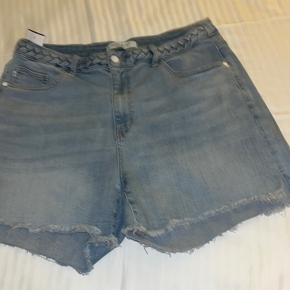 Judy Blue
Braided Waist Band High Rise Shorts. Baize 2XL. - Picture 1 of 7